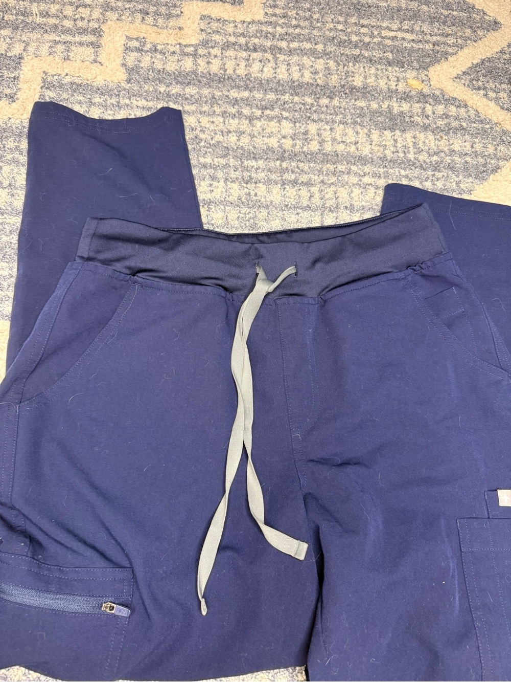 LIKE NEW FIGS Women’s Navy Scrub Top & Pants Set - Picture 4 of 5